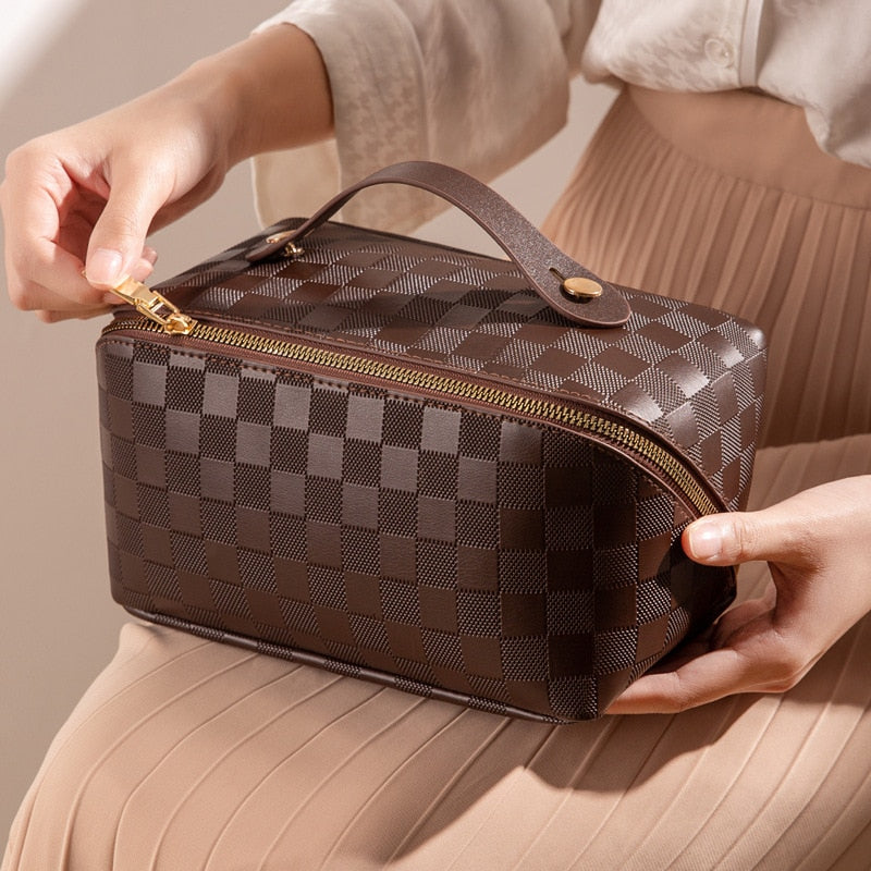 PU Leather Makeup Bag Large Capacity Checkered Cosmetic Travel Organizer with Top Handle and Multiple Compartments